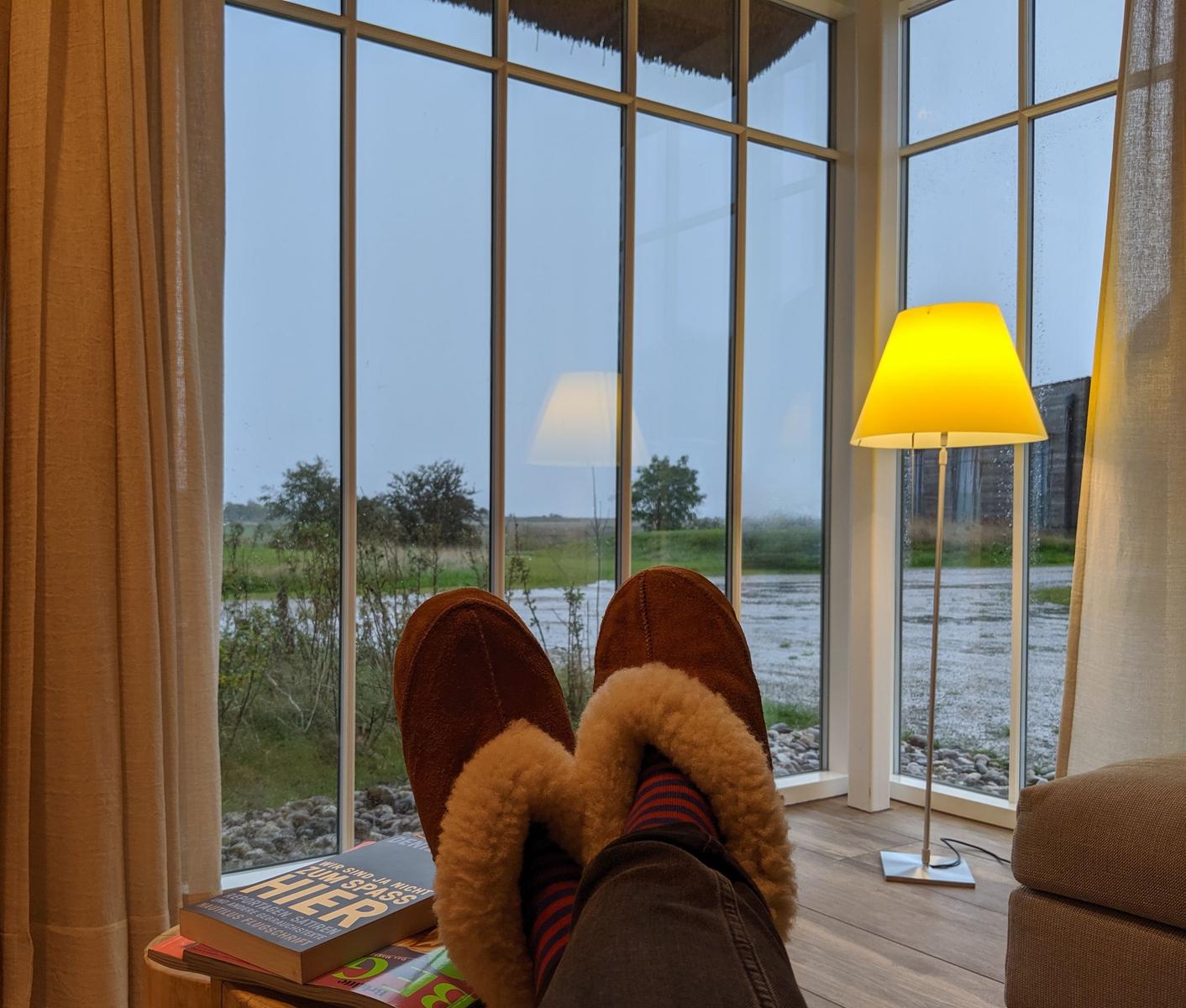 Zwei identische Wohnungen mit Küche, Schlafzimmer, Bad und Sauna im Erdgeschoss.