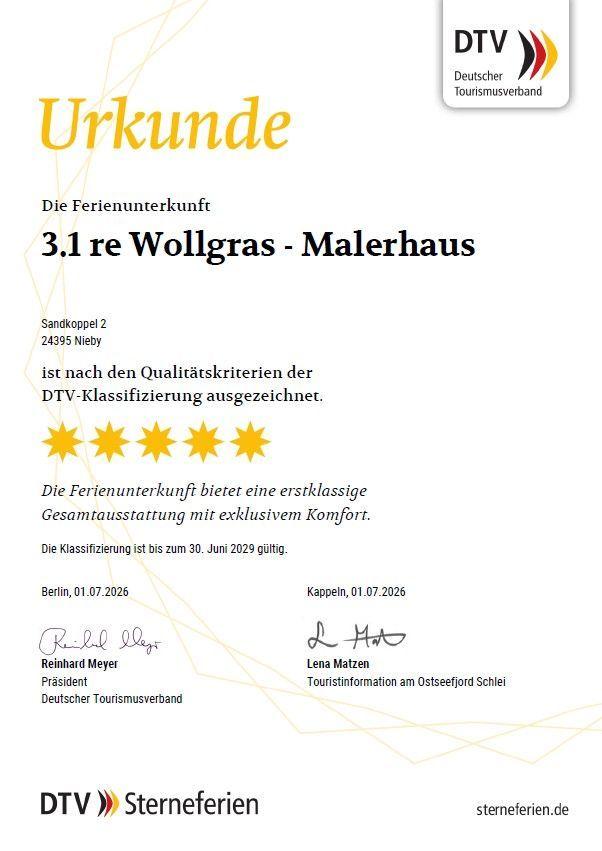 Essbereich mit Tisch, Stühlen und Küchenzeile. Hängelampen und Fenster sorgen für Licht.