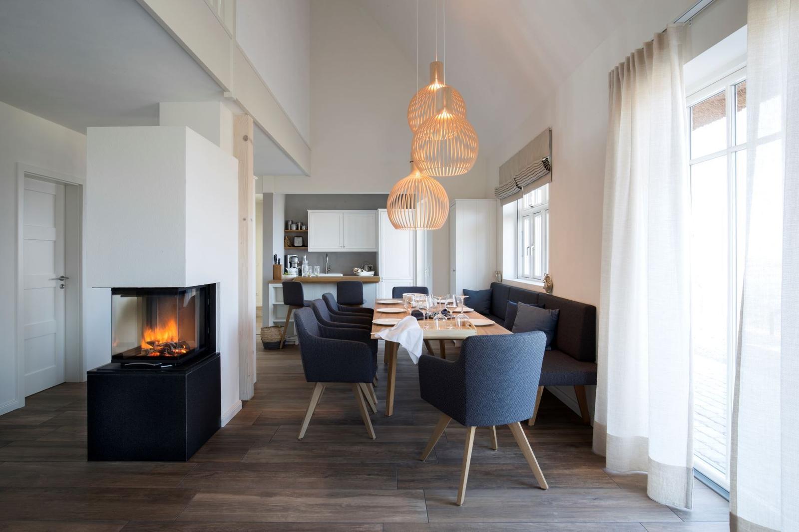 Schlafzimmer mit Bett, Nachttisch und Fenster