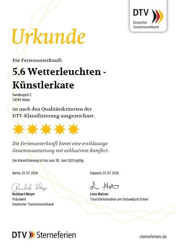 Wohn- und Essbereich mit Kamin, Tisch, Stühlen und Fenstern.