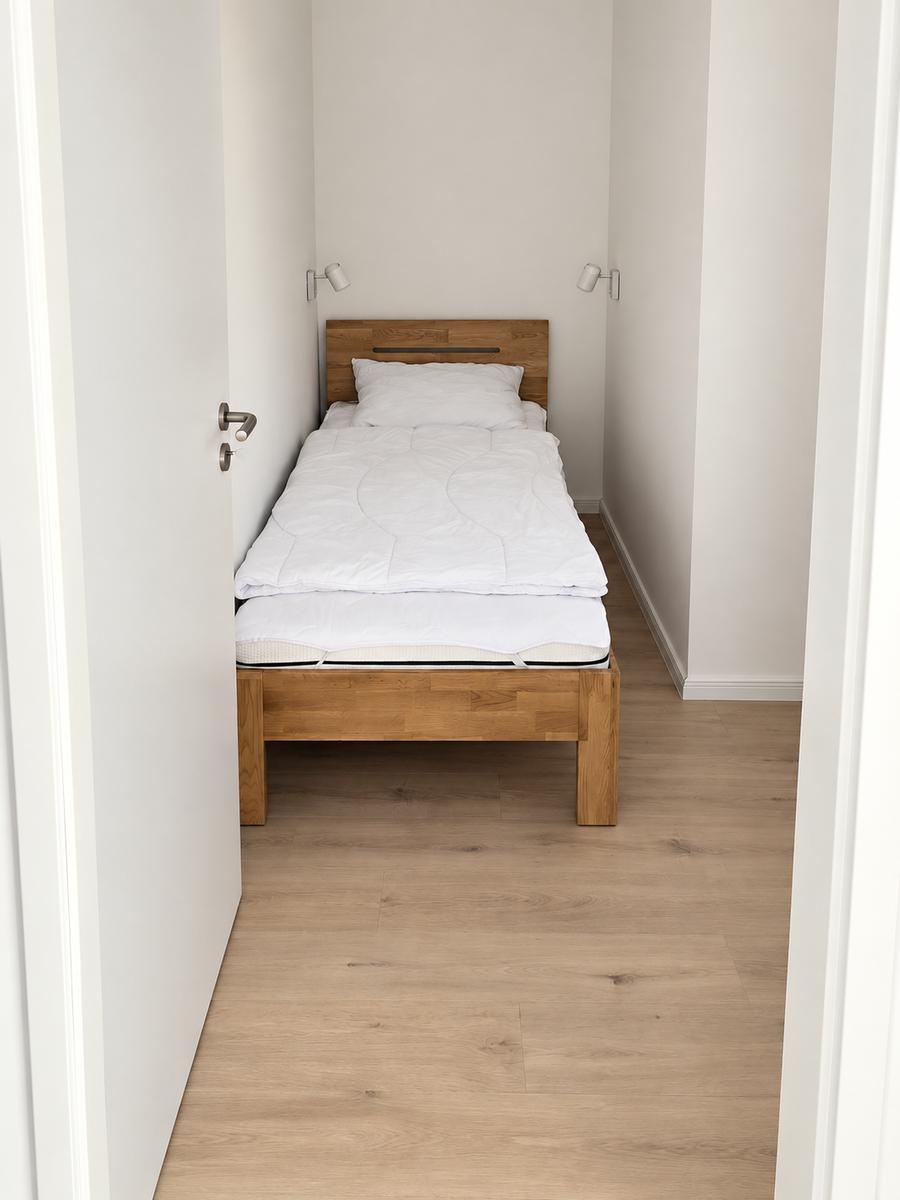 Zweites Schlafzimmer mit Bett (90 x 200)
