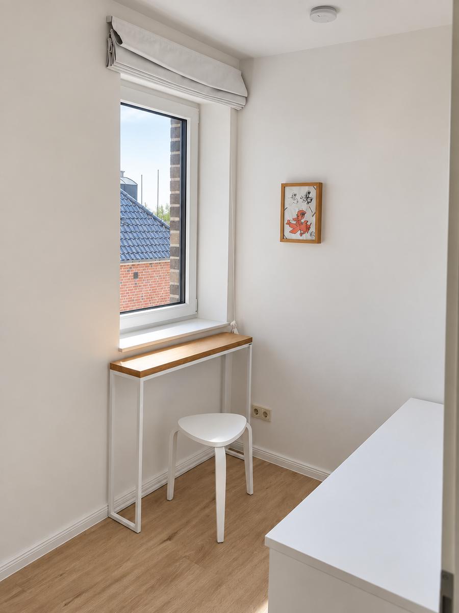 Zweites Schlafzimmer mit Sitzbank und Schreibtisch