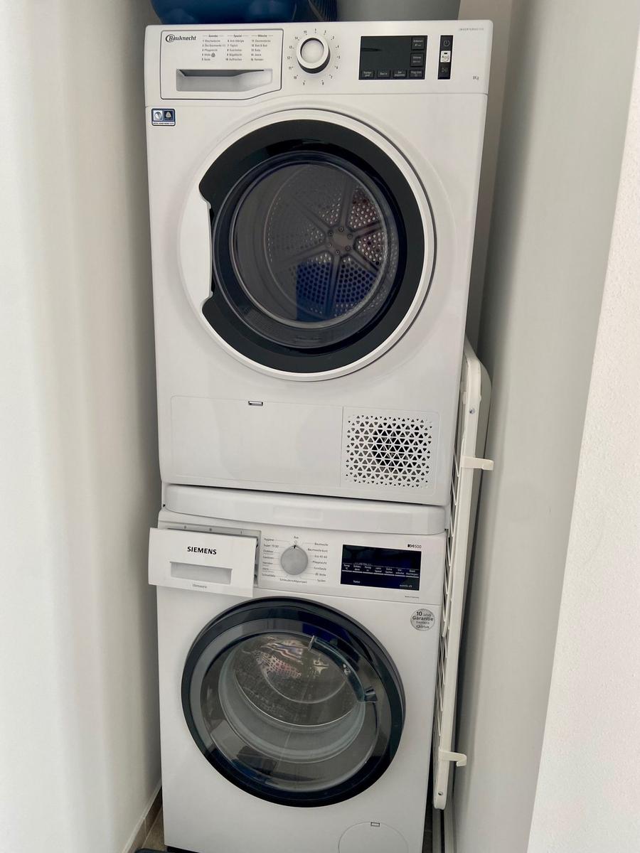Wohnung mit Schlafzimmer, Küche, Bad und Dachterrasse. Flur und WC sind ebenfalls eingezeichnet.