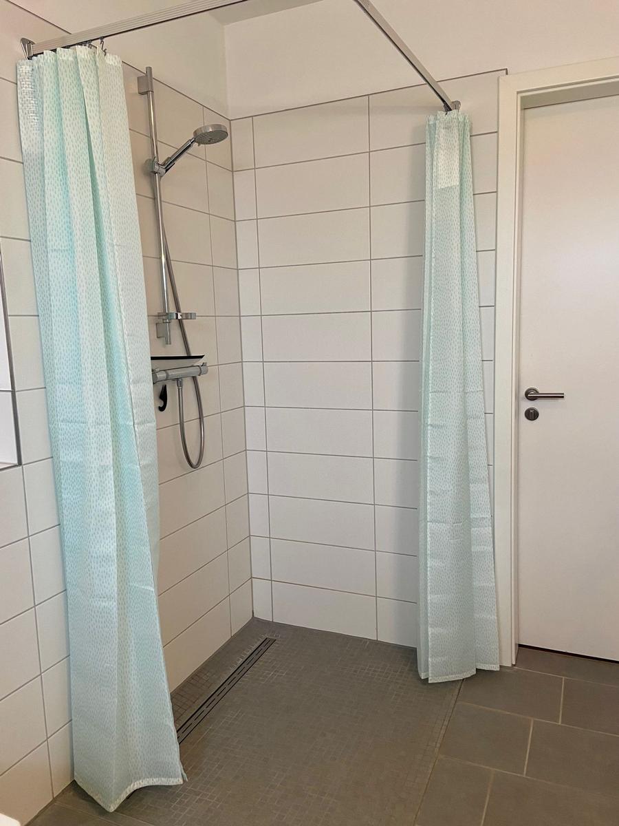 Funktionaler Grundriss mit Wohn-, Schlaf- und Küchenbereichen sowie Terrassen.