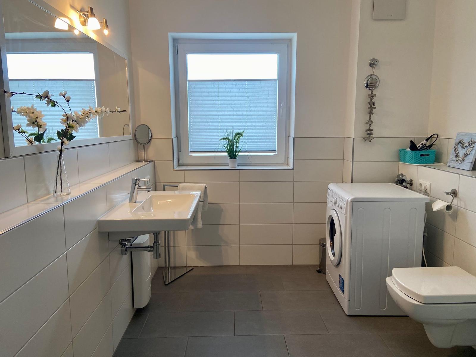 Dusche mit Duschbrause und Vorhang an Wand