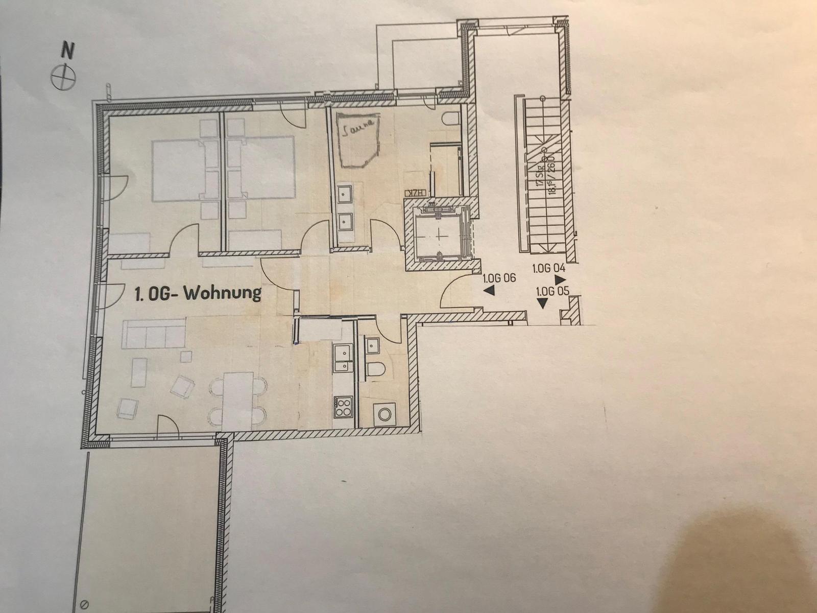 Wohnungsgeschossplan mit Küche, Schlafzimmer und Bad