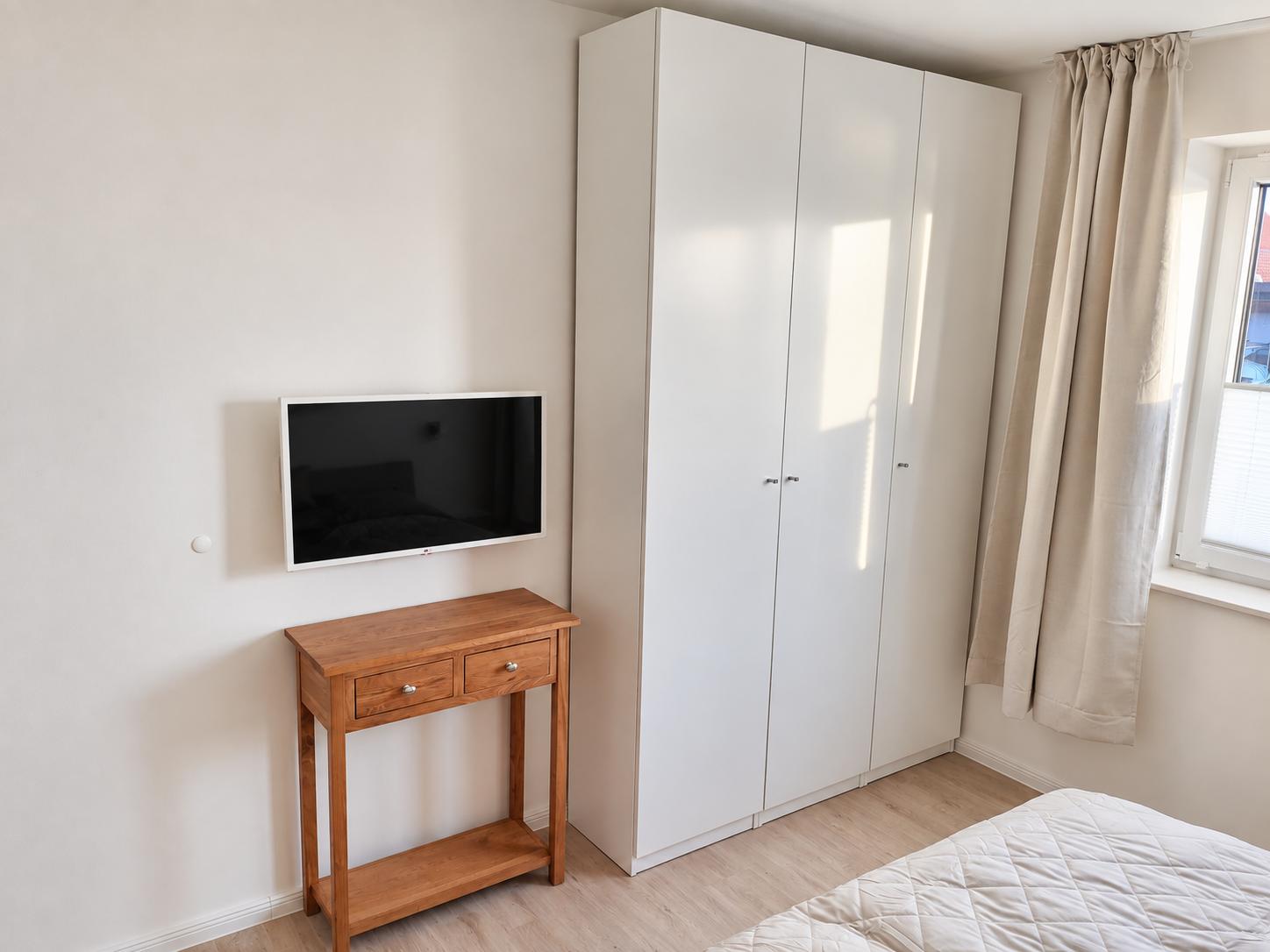 Schlafzimmer: TV und Kleiderschrank