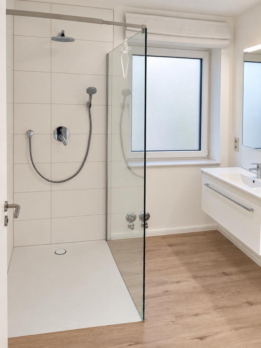 Badezimmer mit Walk-In-Dusche