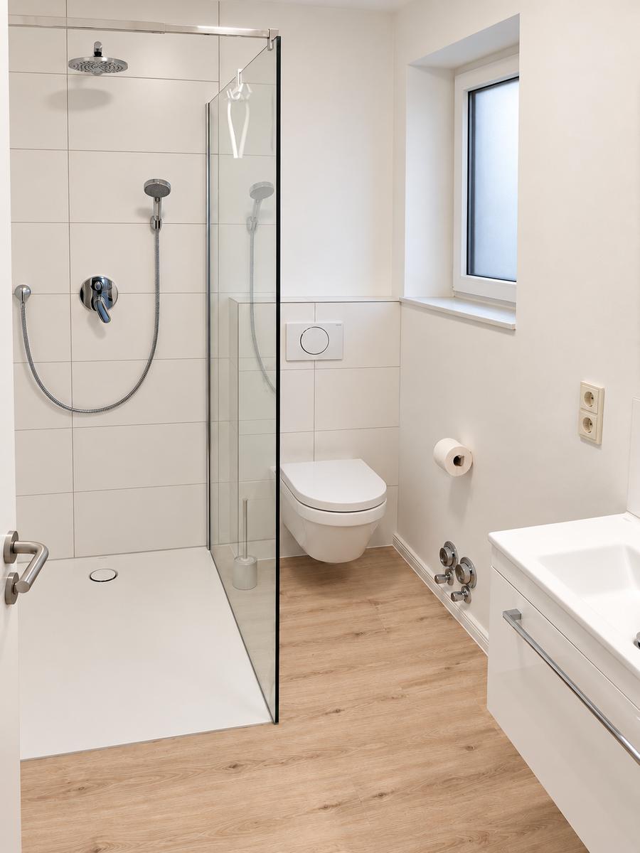 Badezimmer mit Walk-In-Dusche