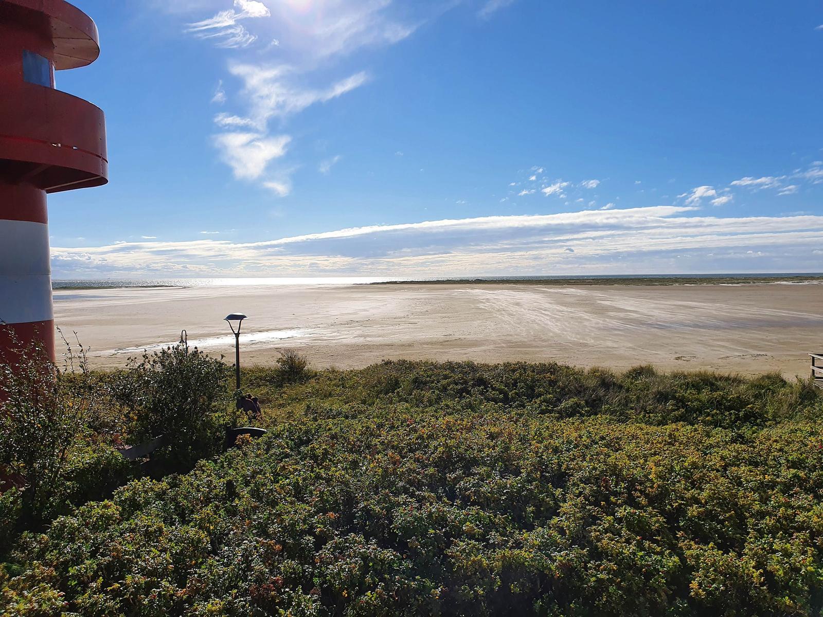 Essbereich mit Blick über den Kniepsand auf die Nordsee aus der Ferienwohnung Gorch Fock in Wittdün auf Amrum