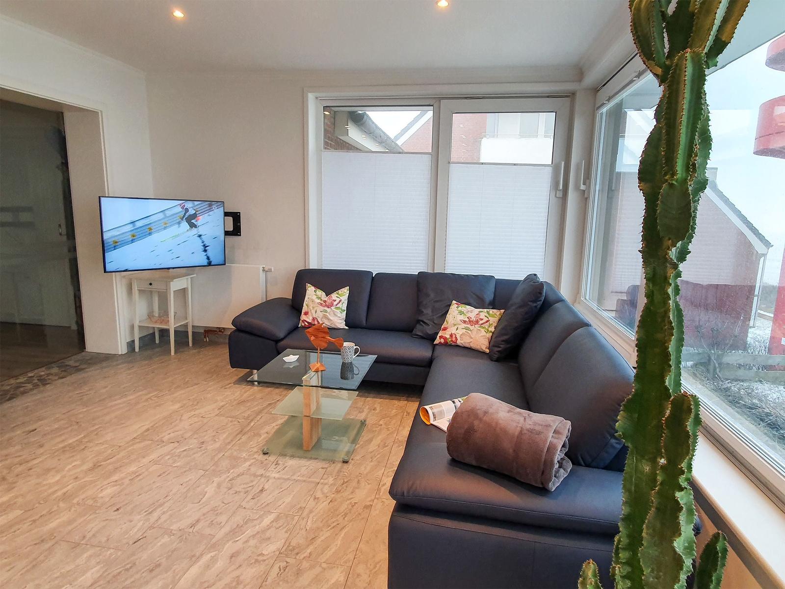 Wohnzimmer mit Kaminofen in der Ferienwohnung Gorch Fock im Haus Kap Horn in Wittdün auf Amrum