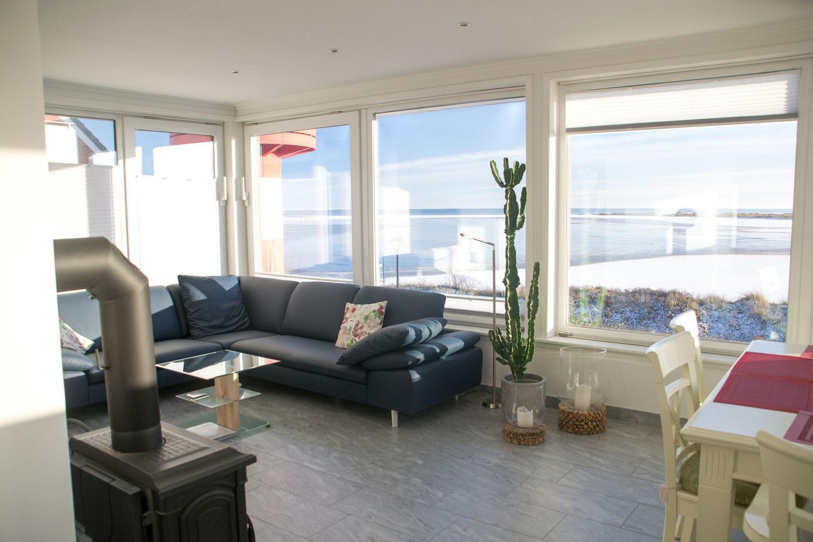 Wohnzimmer mit Kaminofen in der Ferienwohnung Gorch Fock im Haus Kap Horn in Wittdün auf Amrum