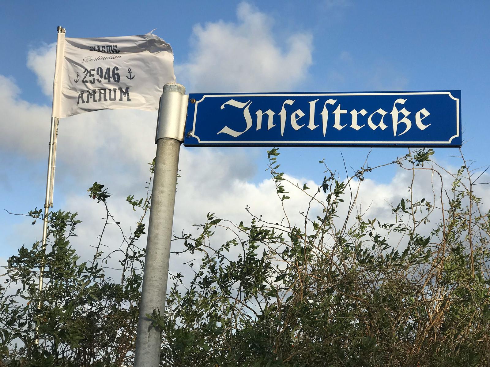 Bohlenweg durch die Dünen Richtung Leuchtturm