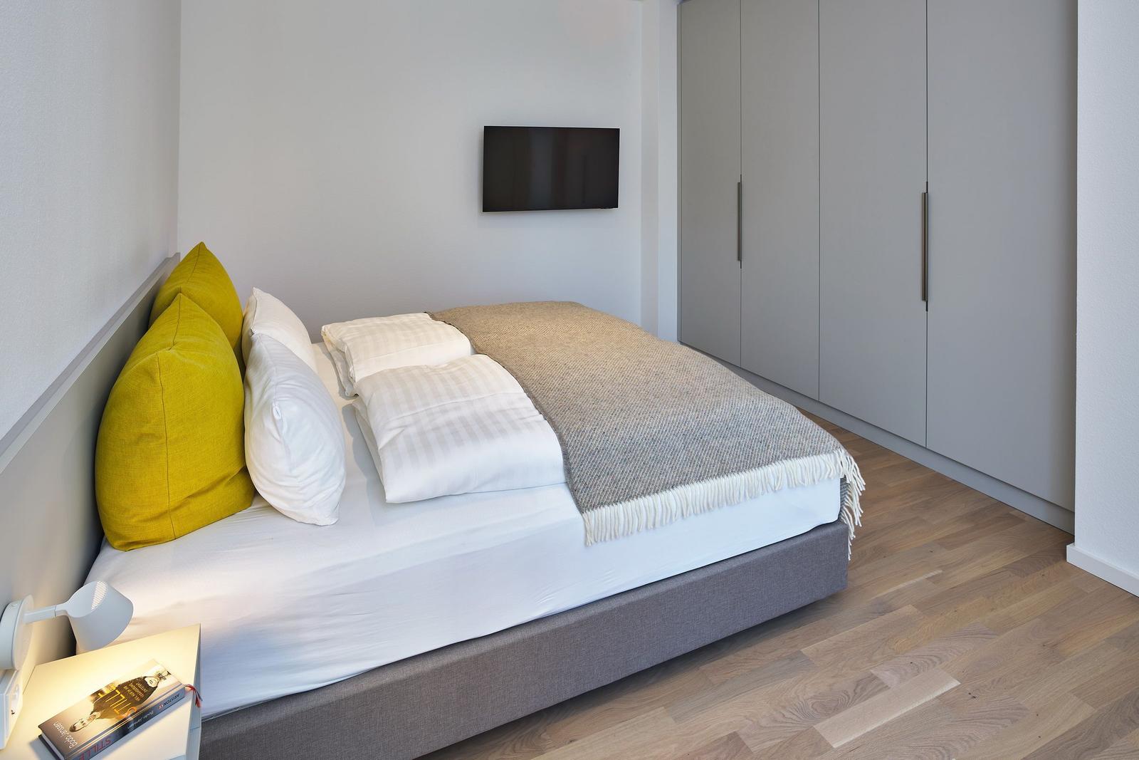 Wohnung mit Schlafzimmer, Wohnzimmer, Küche, Bad und Balkon. Exposéplan, nicht maßstäblich.