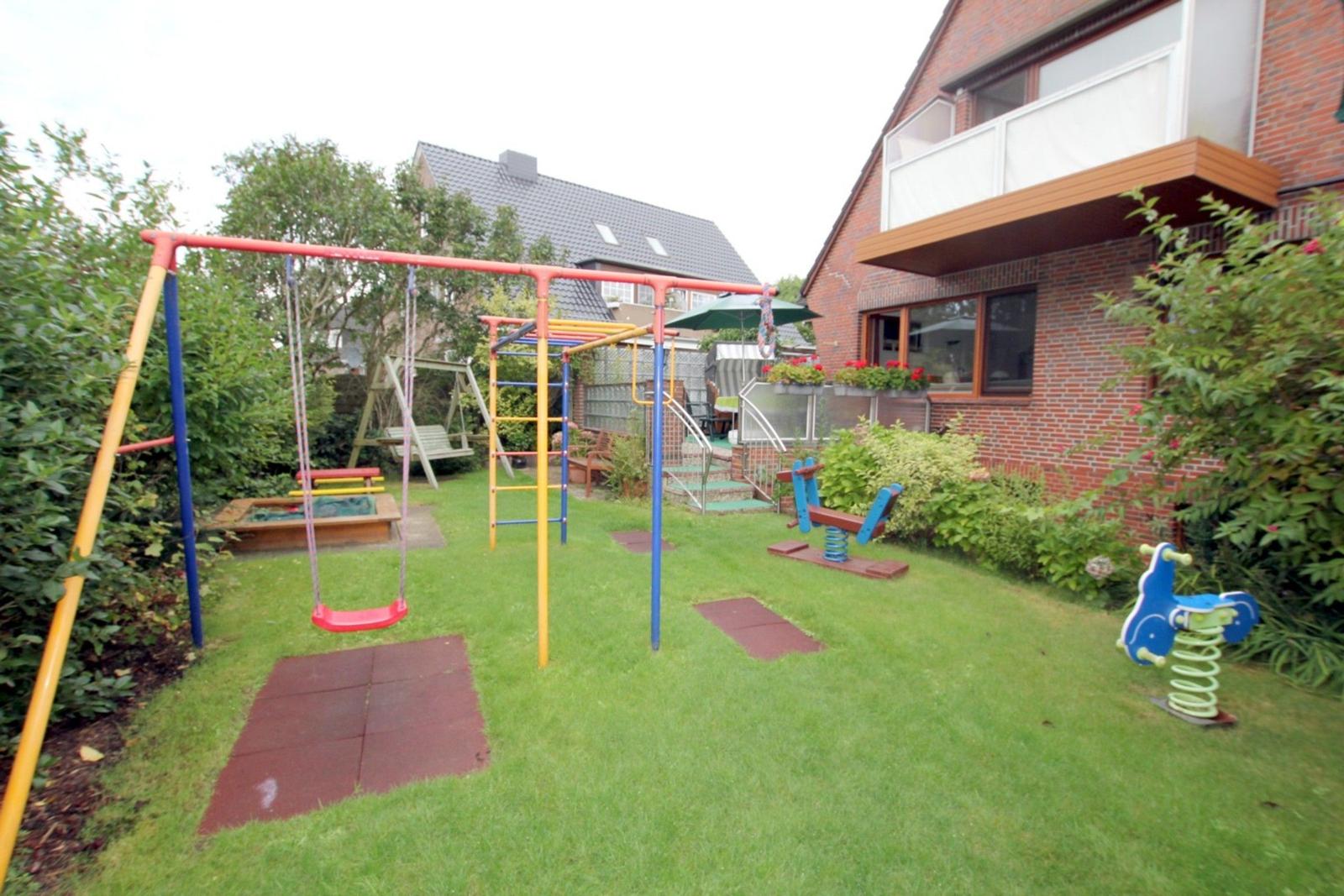 Erdgeschoss mit zwei Schlafzimmern, Bad, Wohnbereich und Südterrasse.