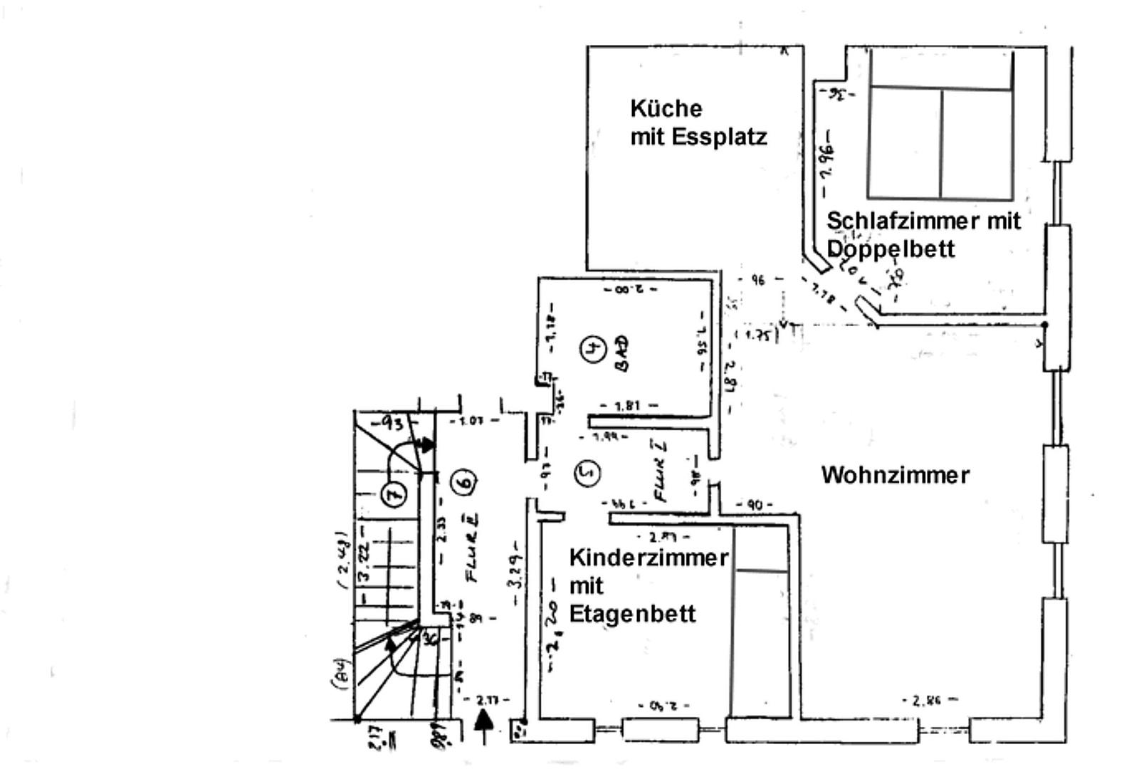 Dusche mit Holztür und Duschbereich mit Glaswand