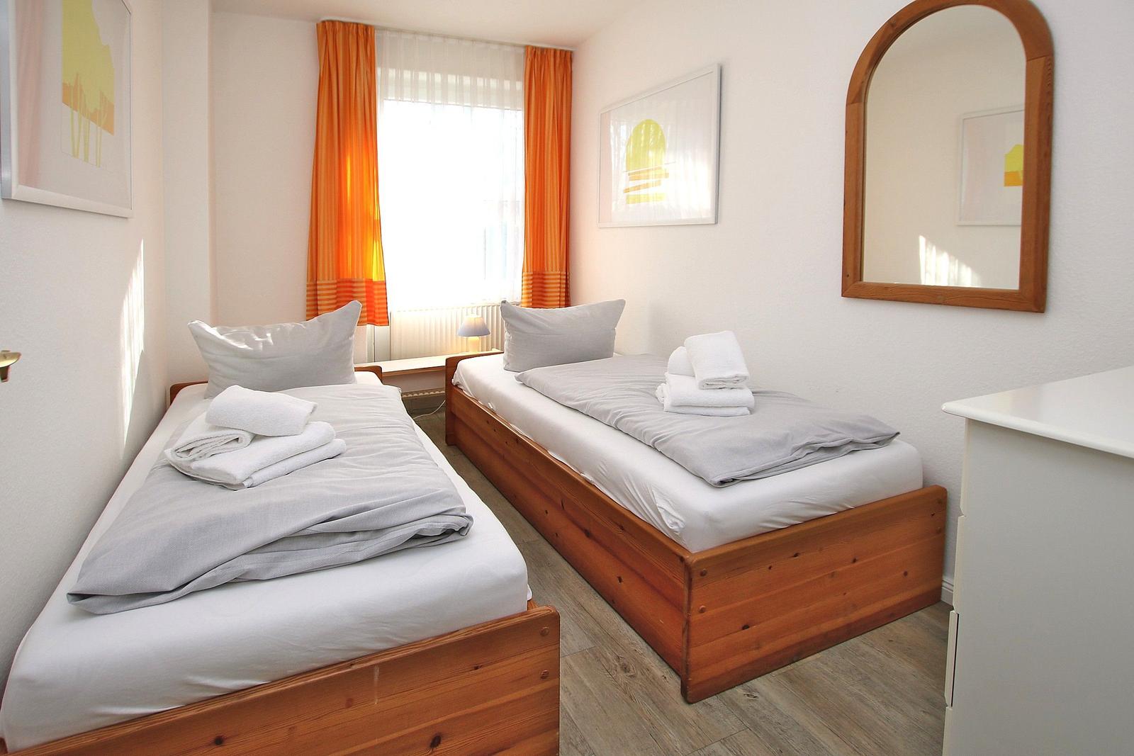 Wohnung mit Küche, Wohnzimmer, Schlafzimmer, Bad und Terrasse. Flur und Treppe ebenfalls eingezeichnet.