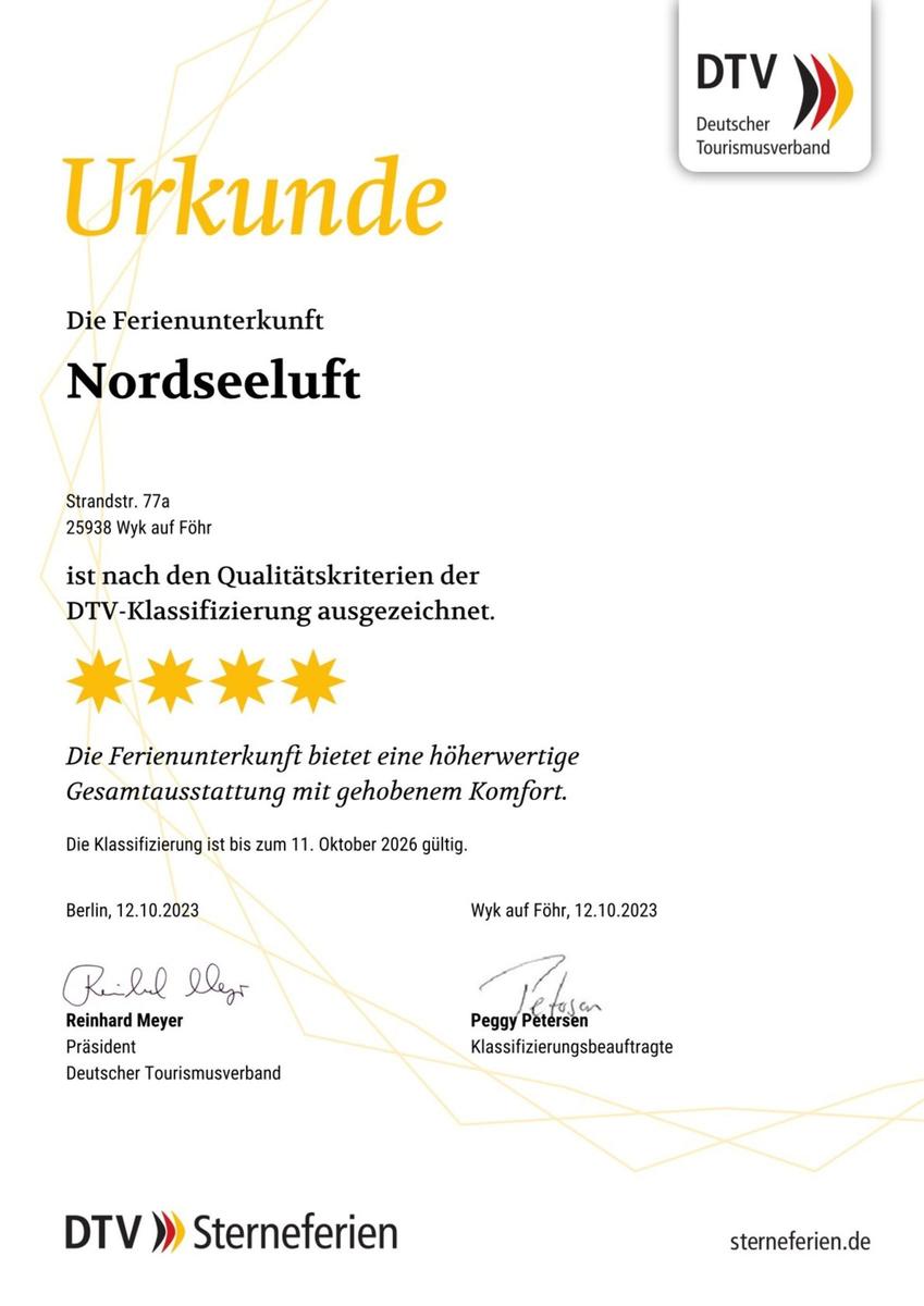 Erdgeschoss mit Schlafzimmer, Bad und Küche. Flur mit Treppe.