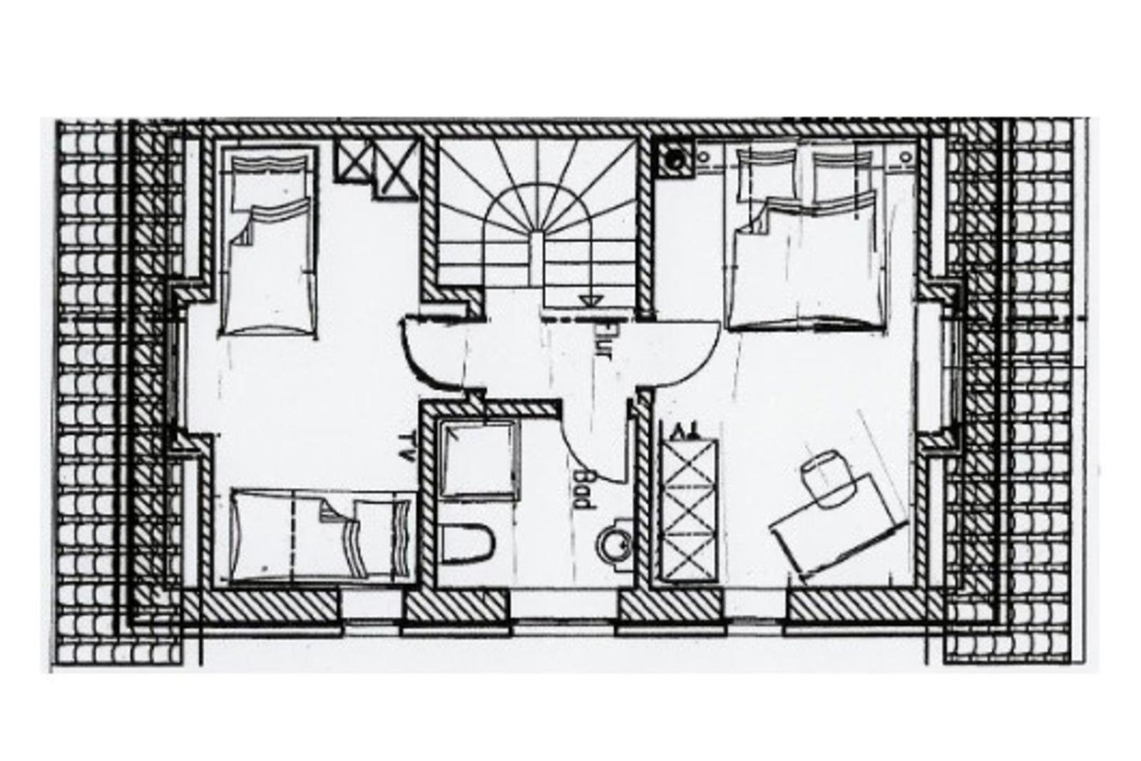 Erdgeschossplan mit Schlafzimmer, Bad und Flur. Treppenhaus zur oberen Etage.