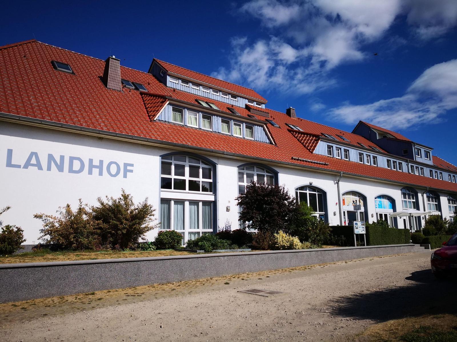 Dachgeschoss mit Treppe, Fenster und markierten Räumen.
