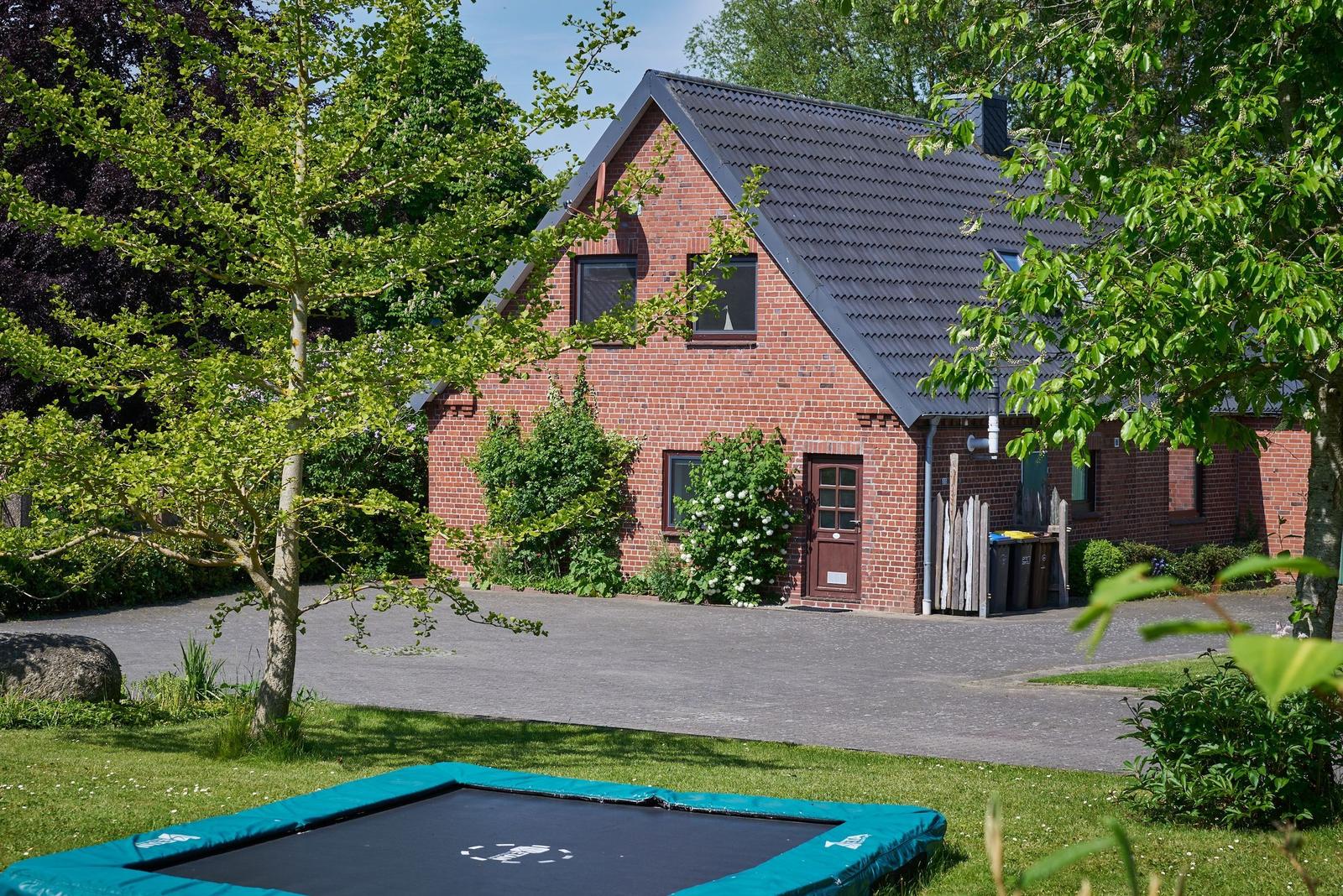 Liegewiese with water play, play lawn, and several vacation units by the lake.