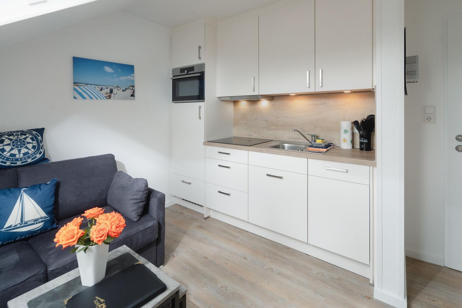 Schlafzimmer mit Doppelbett, Dachschrägen, TV und Kleiderschrank.