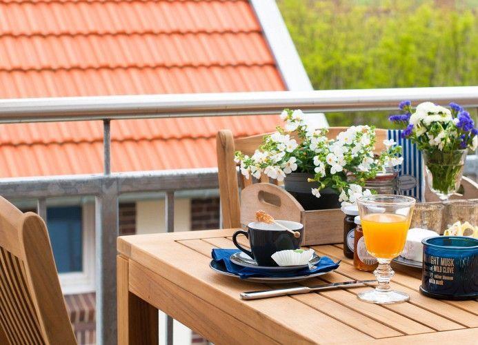 Wohn- und Essbereich mit Sofa, Tisch und Küchenbereich.