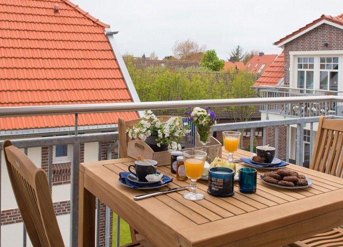 Wohnung mit Küche, Schlafzimmer, Bad und Terrasse. Modern eingerichtet.