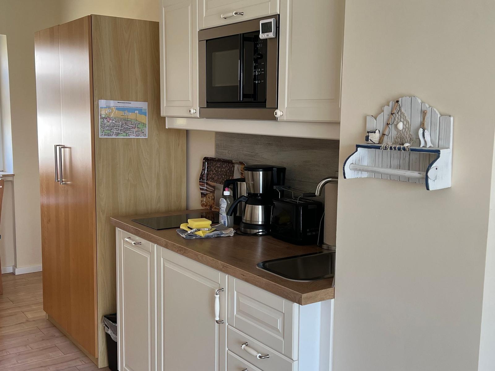Ferienwohnung mit Küche, Wohnbereich, Bad und Balkon auf der ersten Etage.