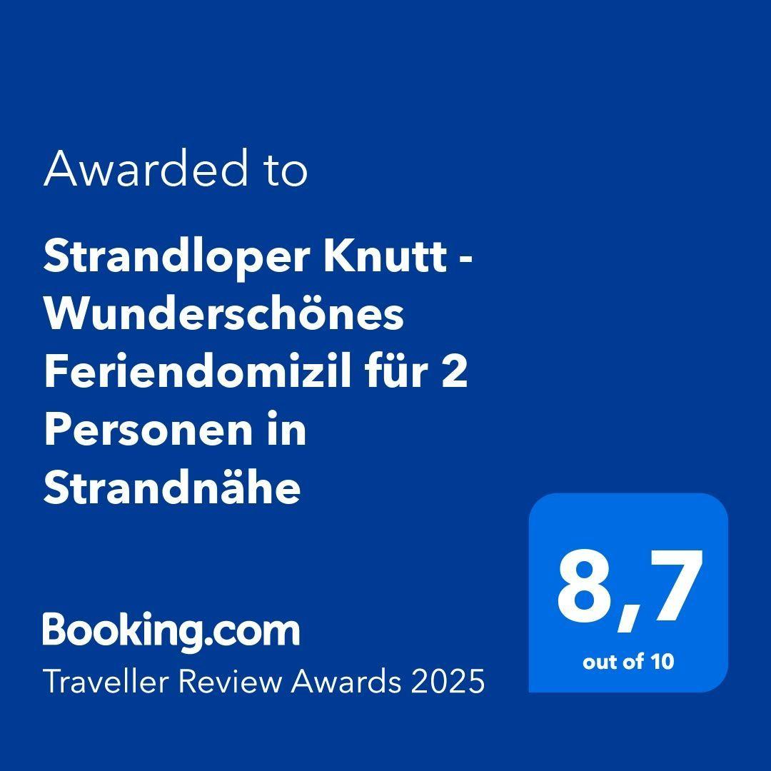 Schlafzimmer mit Holzbett, Nachttischen und Fenster.