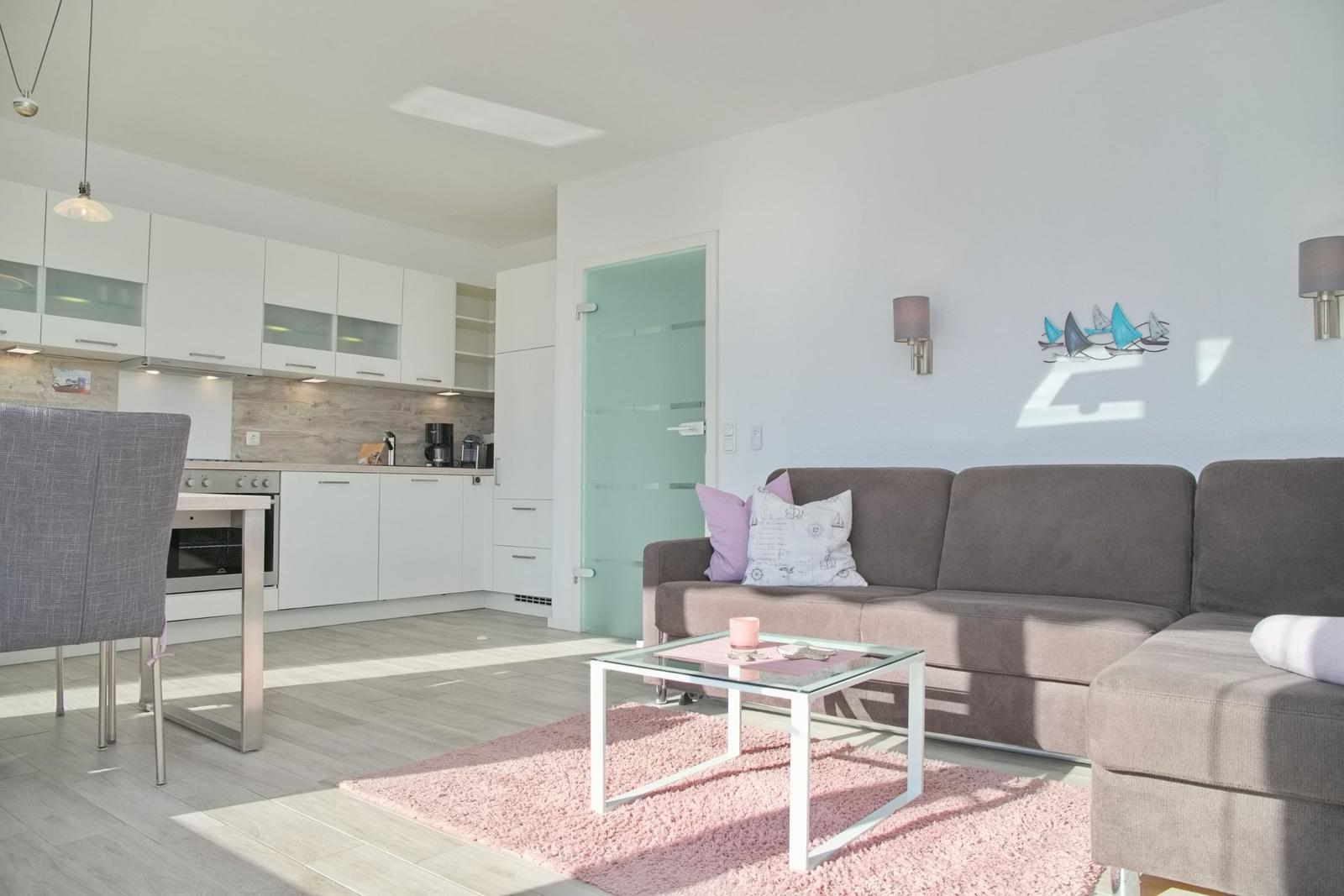 Schlafzimmer mit Sofa-Bett, Wanddekoration und Fernseher