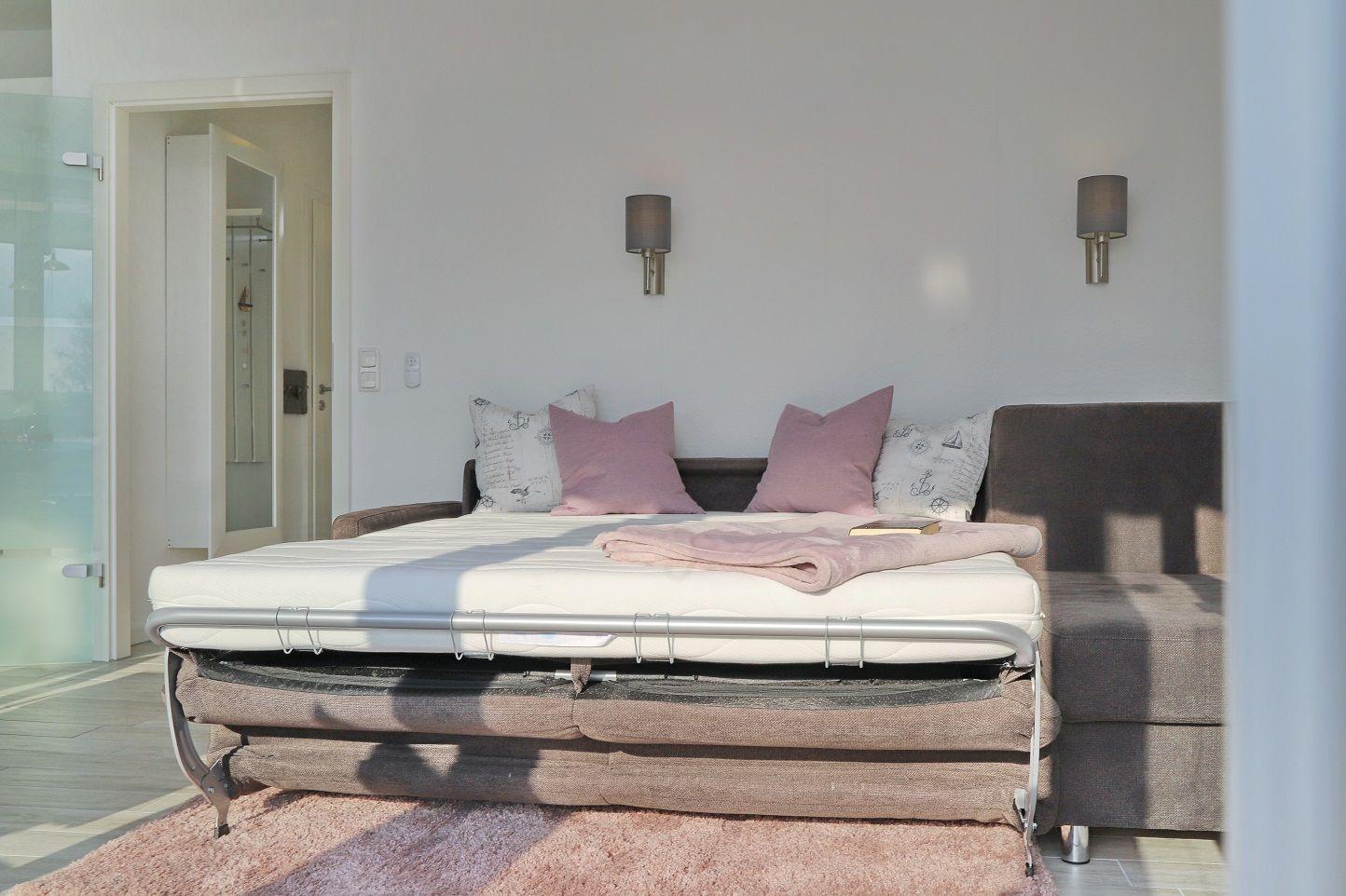 Schlafzimmer mit Bett, Wandbild und Nachttischen