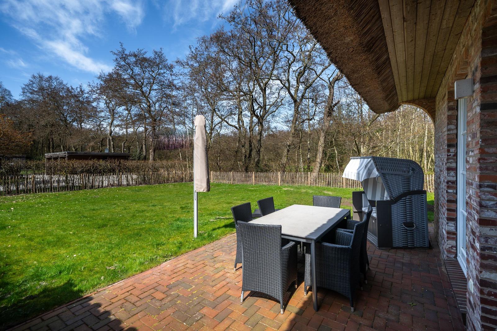 Wohnung mit Küche, Bad, Terrasse und Aufzug. Raumplan zeigt alle Räume.