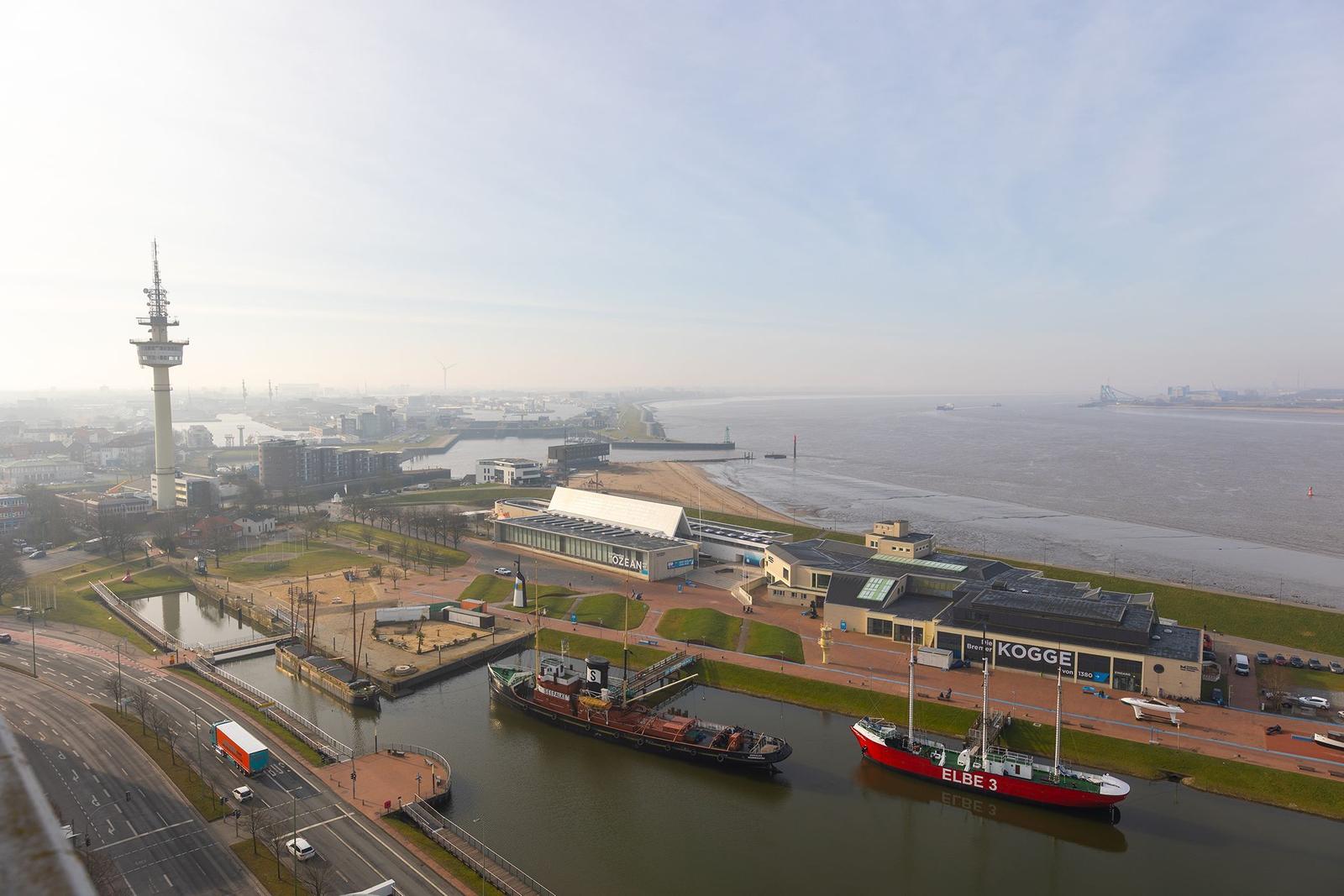Hafen mit Booten und einem großen Gebäude im Hintergrund.