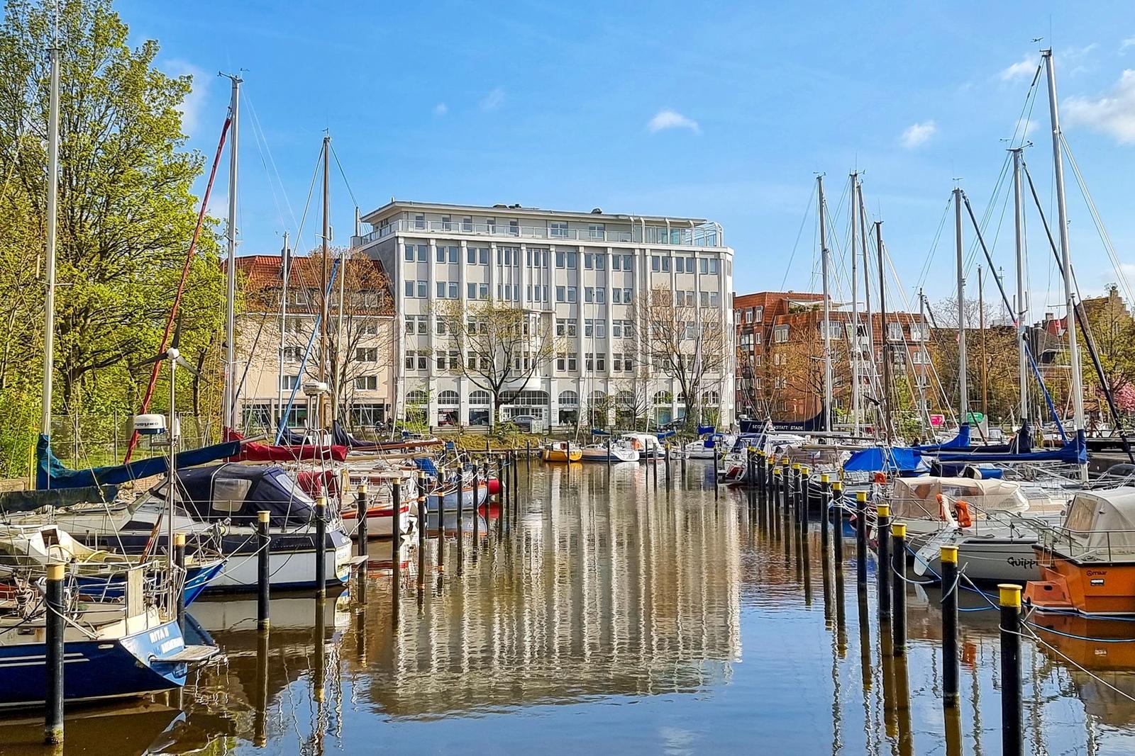 Pingelturm mit Blick auf Schiff und Hafen