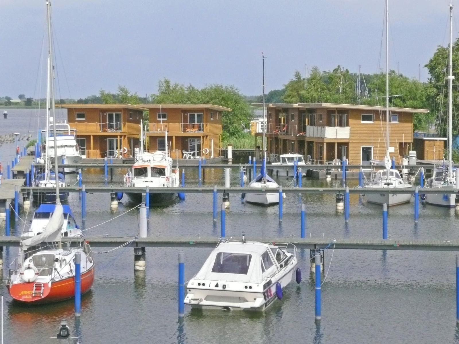 Ein ruhiger Kanal mit Booten und grüner Vegetation an den Ufern.