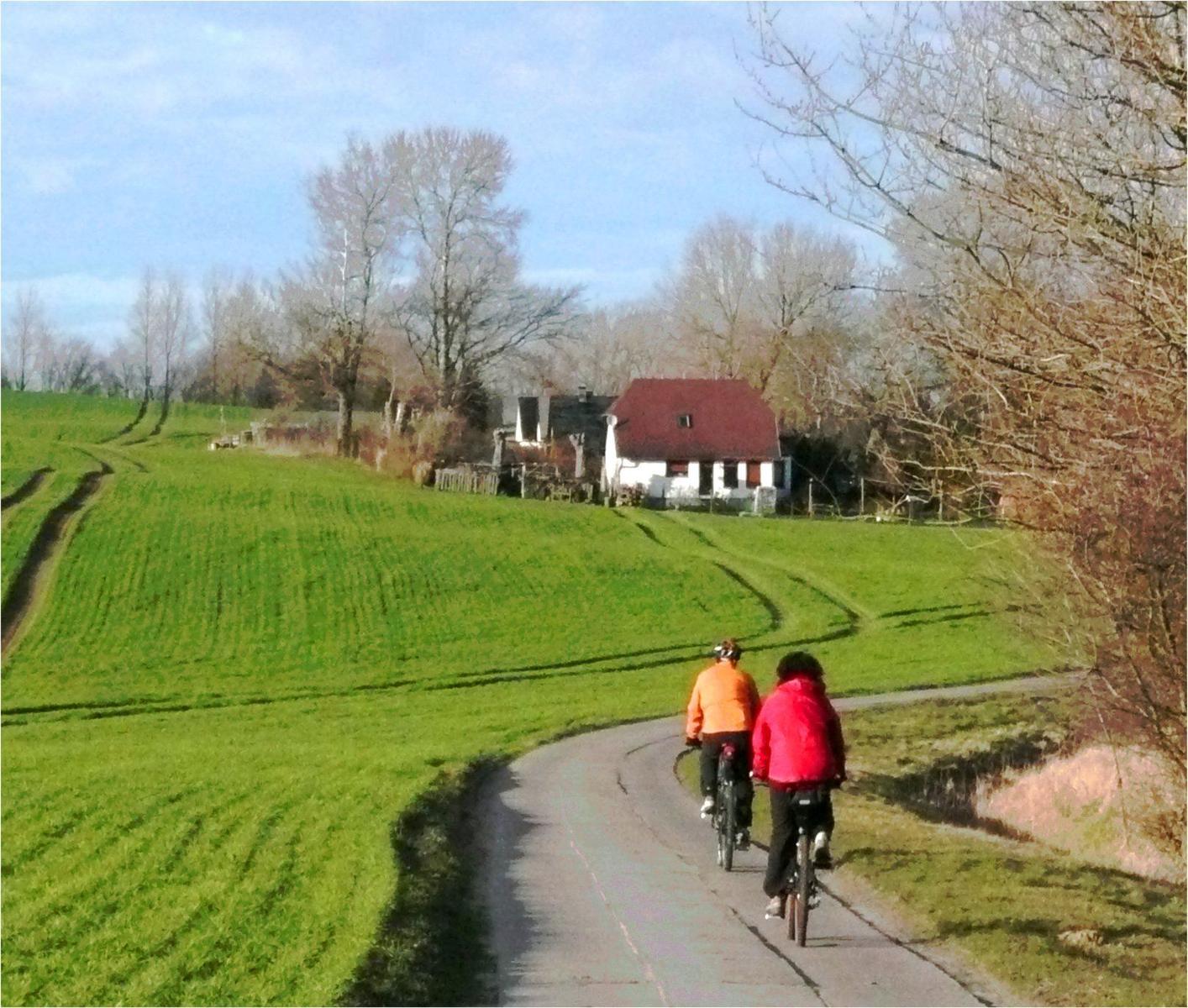 Zwei Schlafzimmer, Wohnbereich, Flur und Essbereich mit Tisch und Stühlen.