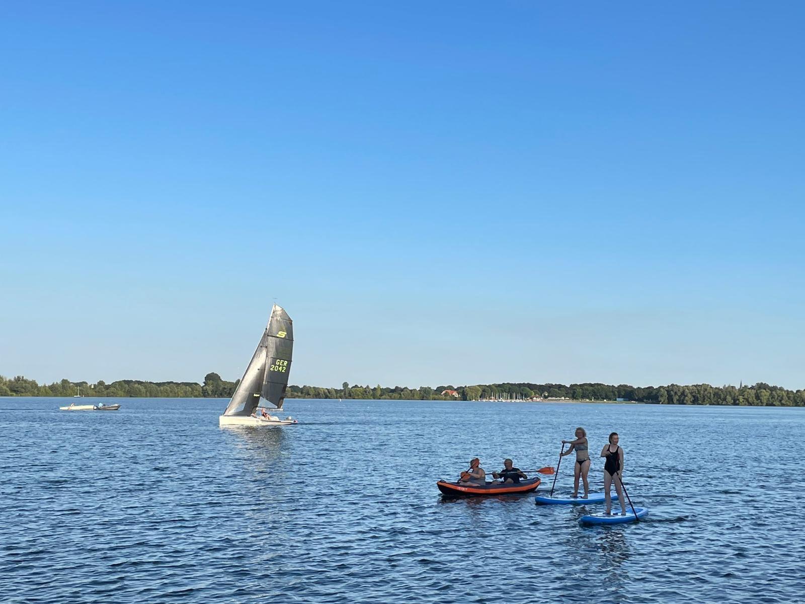 Strand mit Liegestühlen und Sonnenschirmen am Ufer