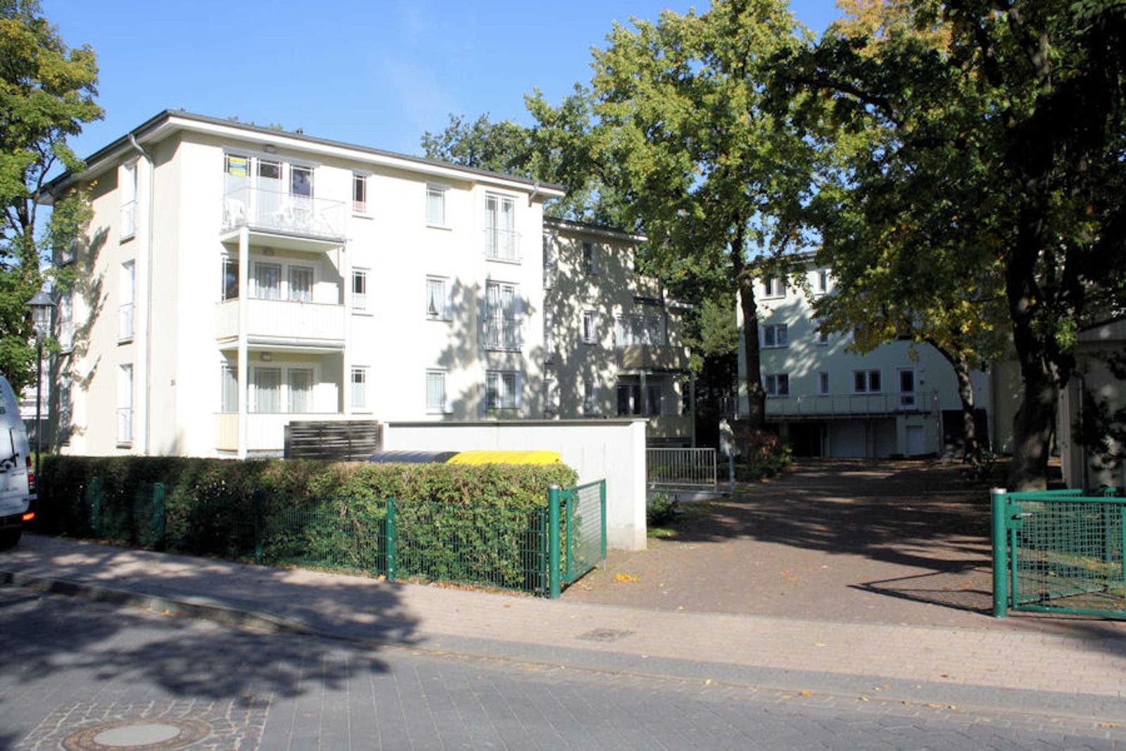 Wohnung mit Küche, Bad und Schlafzimmer. Terrasse mit Tisch und Stühlen.