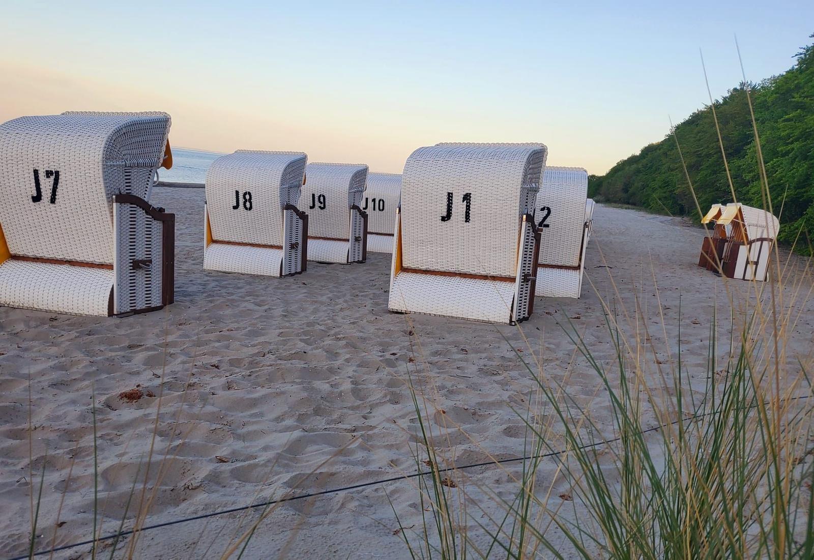 Wohnküche, Schlafzimmer, Bad und Sauna sind im Grundriss dargestellt.