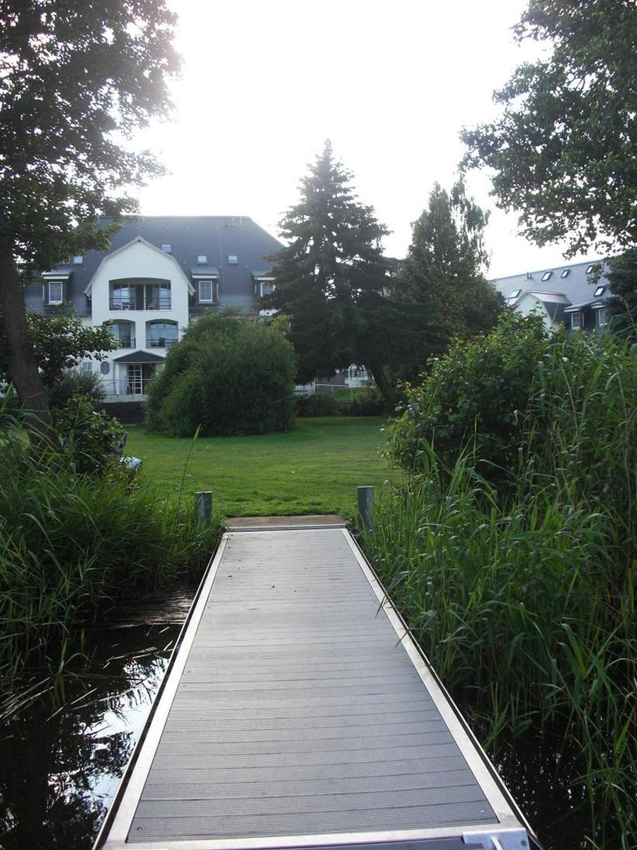Wohnung mit Schlafzimmer, Küche und Bad. Separate Terrasse mit Gartenmöbeln.