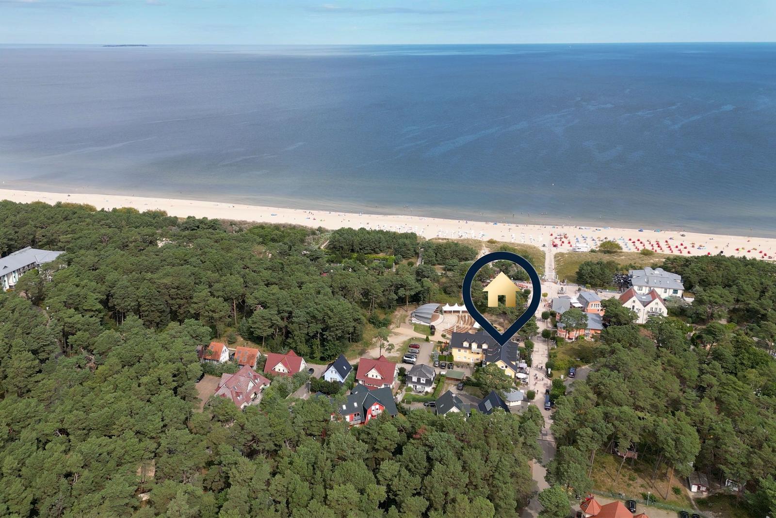 Holzweg führt von Dünen zur Strandpromenade und zum Meer.