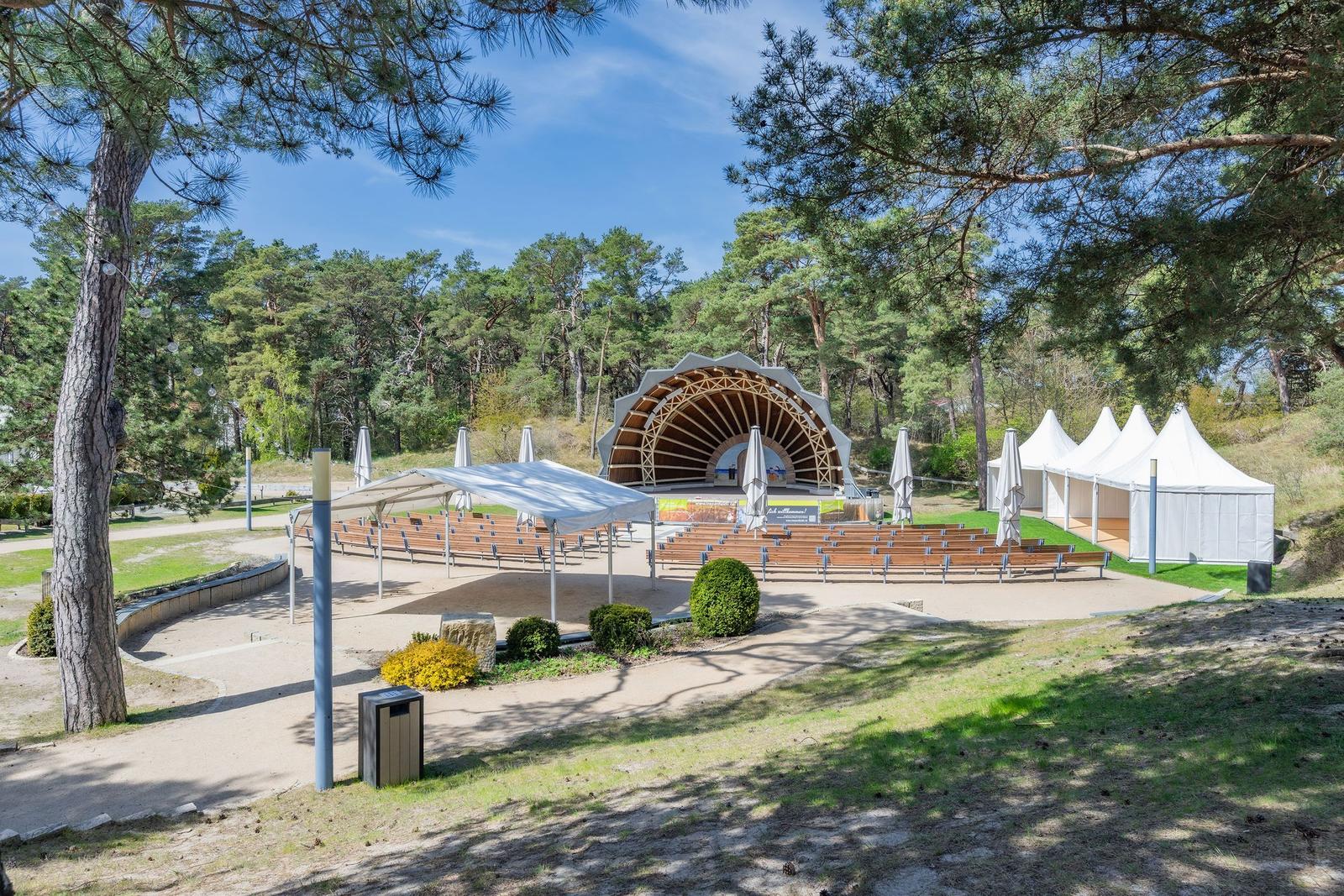 Haus in Waldnähe mit Blick auf Strand und Meer