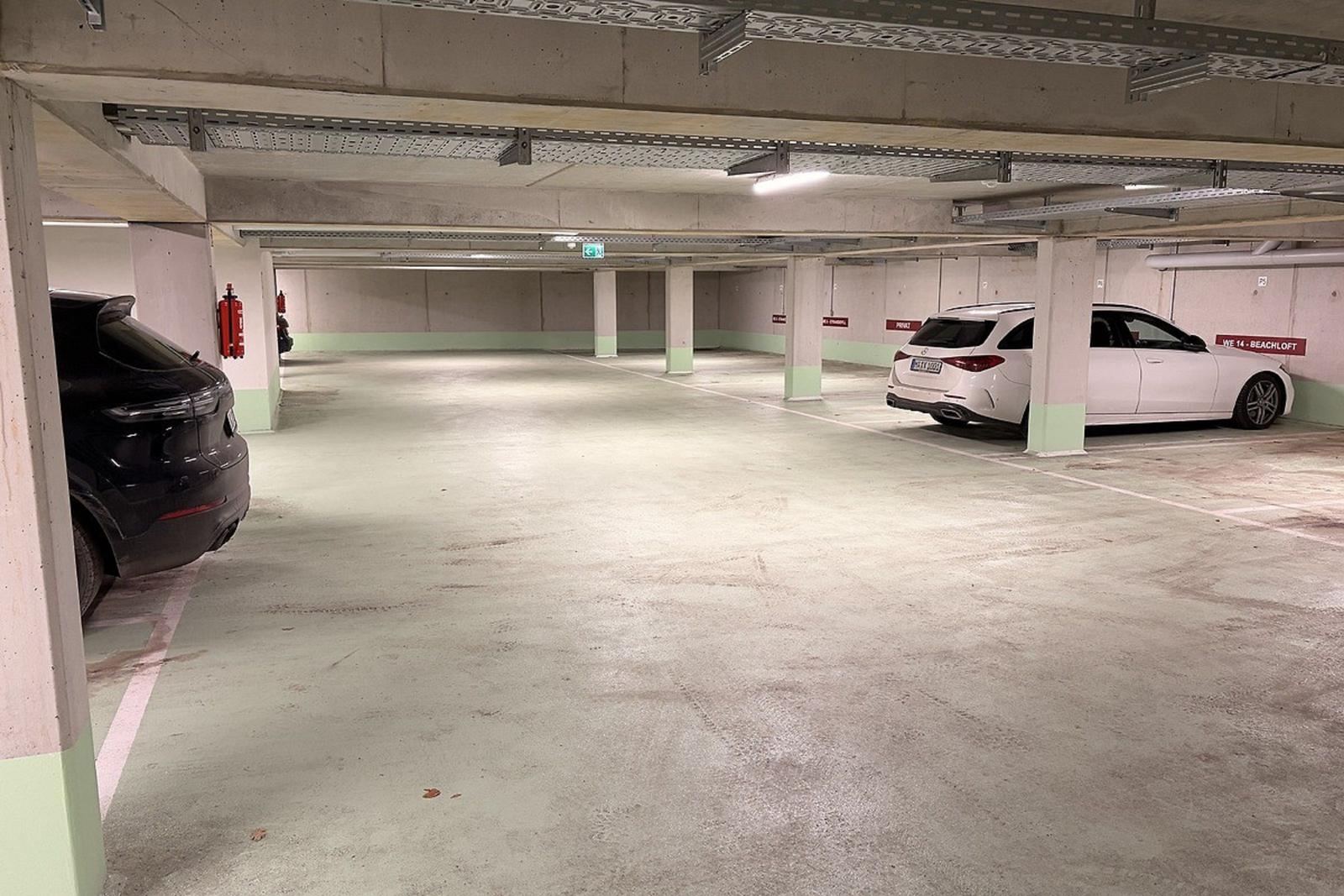 Untergeschoss-Parkplatz mit Kennzeichnungen für WE 5 und WE 8.