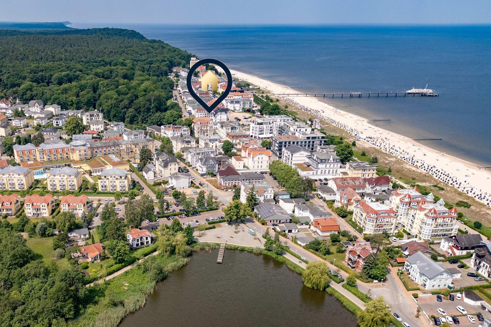 Ein weißes Boot liegt am Strand. Der Himmel ist bewölkt und der Strand ist sandig.