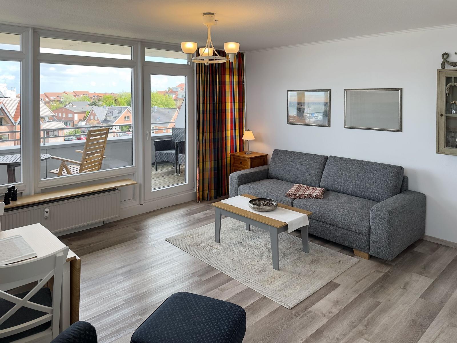 Grundriss zeigt Wohnen, Schlafen, Dusche und Dachterrasse.
