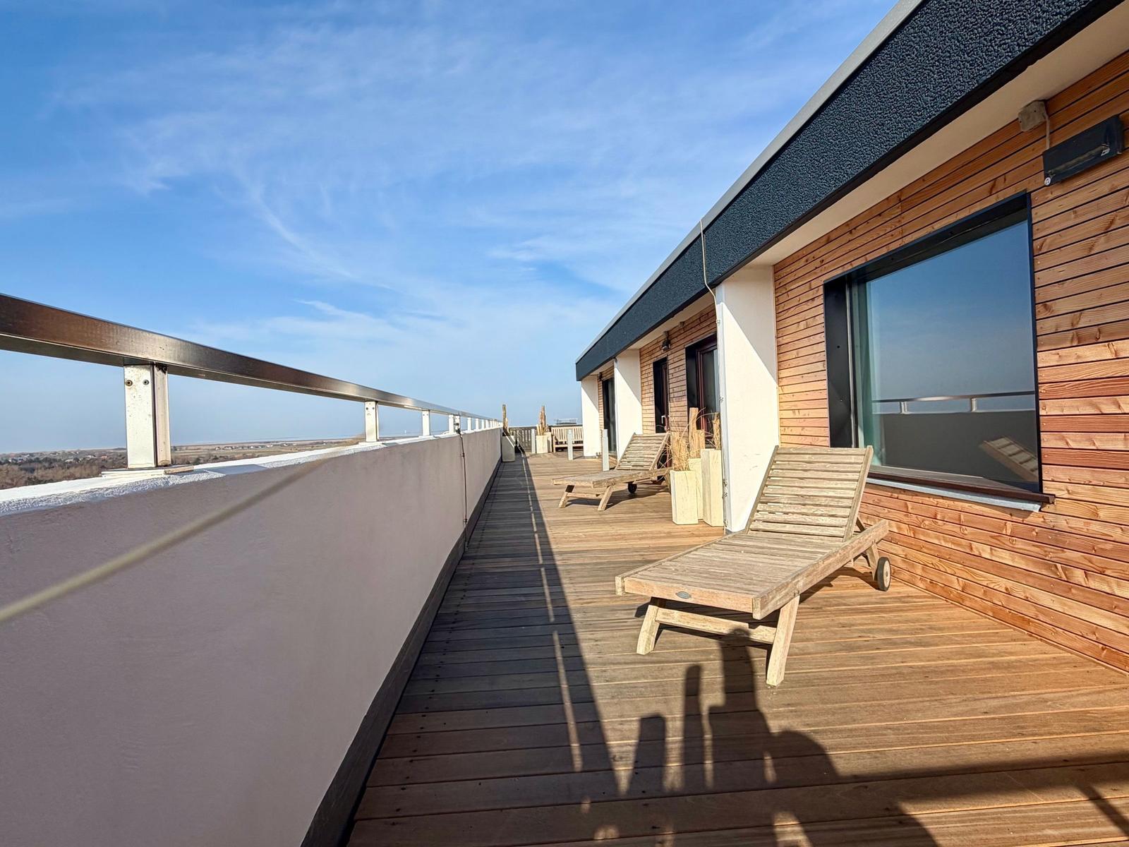 Die Wohnung hat drei Schlafzimmer, zwei Bäder, eine Sauna und eine Dachterrasse.
