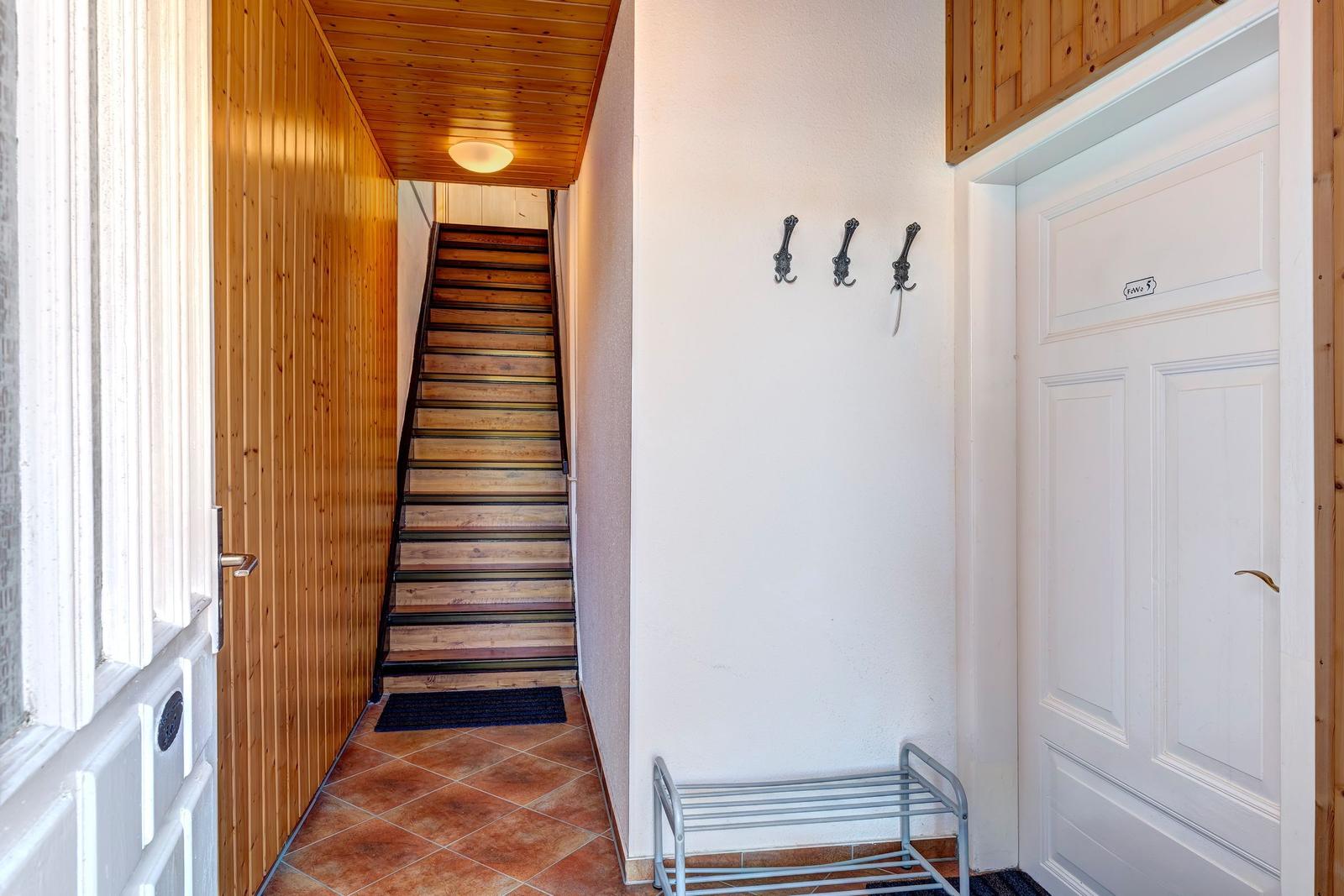 Ferienwohnung 7 OG mit Bad, Essbereich und Schlafzimmer. 30 Quadratmeter.