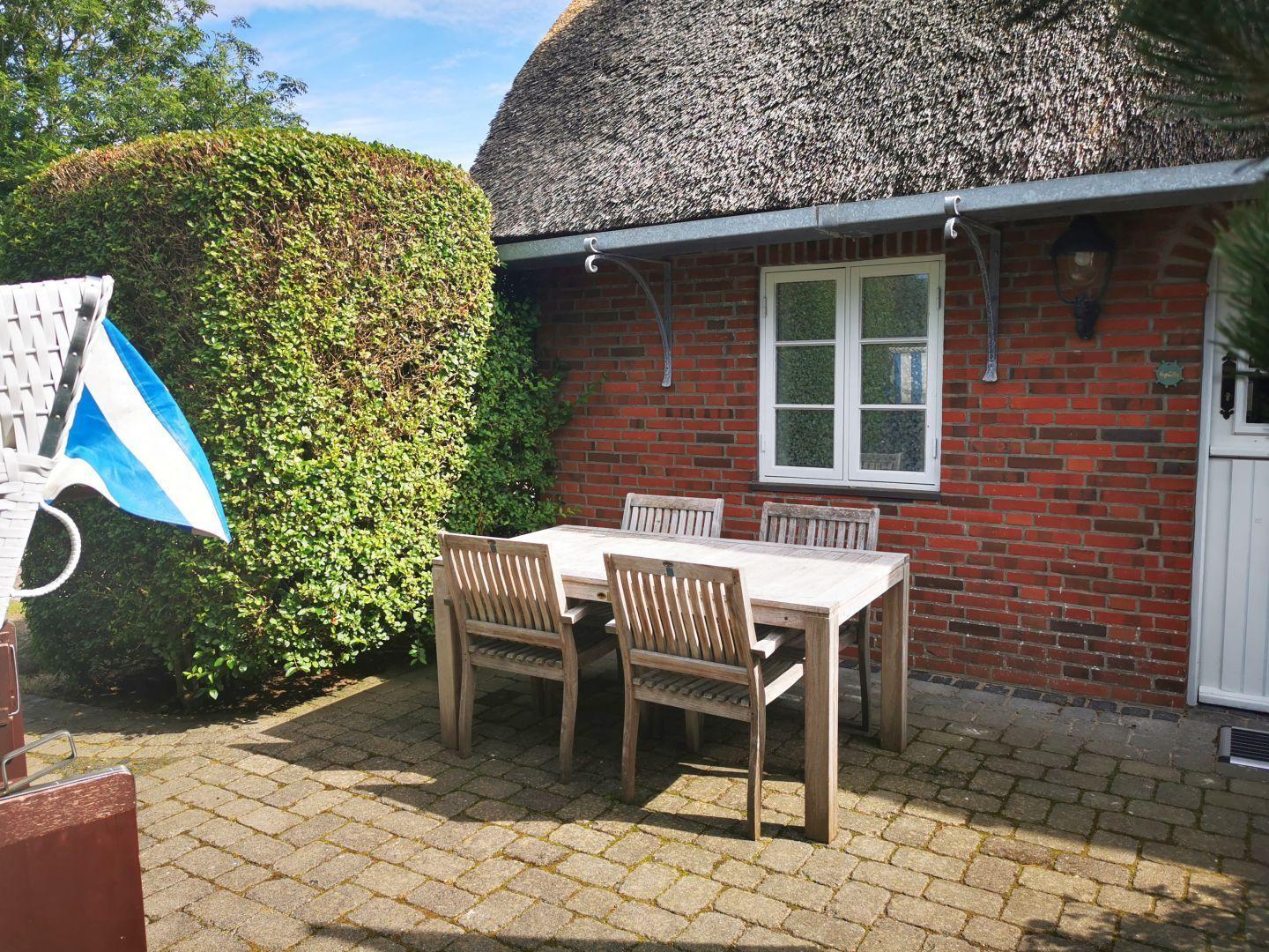 Wohnung mit Küche, Essbereich, Wohnzimmer und Bad. Eingang mit Treppenhaus.