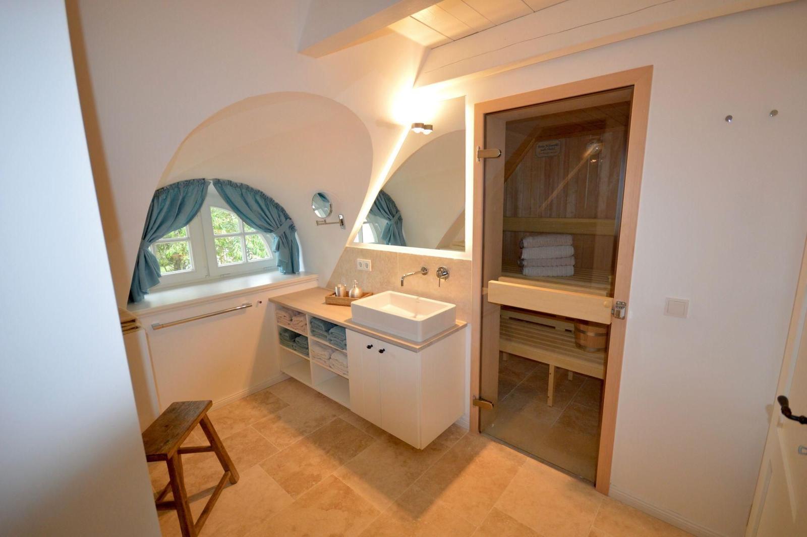 Treppenhaus mit Sitzgelegenheit und Holzboden